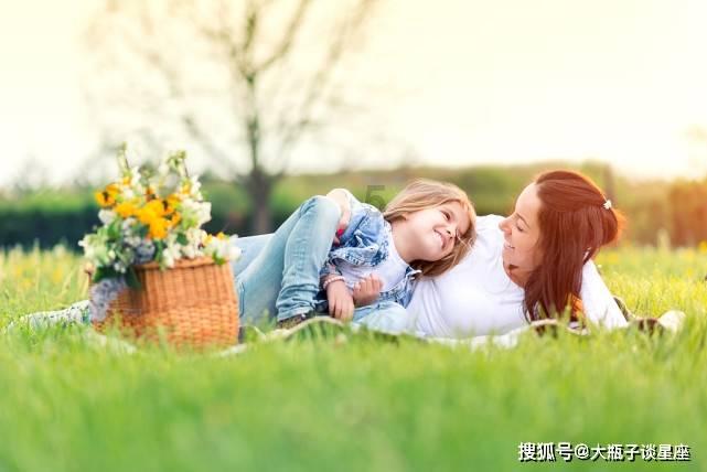 光环里UNSC一艘新纪元航母打得过星盟的CCS级巡洋舰吗？图三、四是UNSC什么级别的战舰？游戏画面