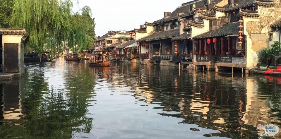 光环里UNSC一艘新纪元航母打得过星盟的CCS级巡洋舰吗？图三、四是UNSC什么级别的战舰？游戏画面